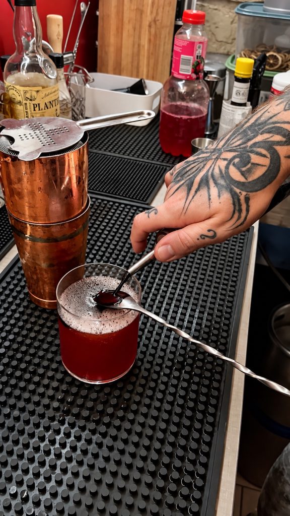 Préparation du cocktail Phoenix Signature au comptoir du Phoenix Bar dans le Vieux Lyon